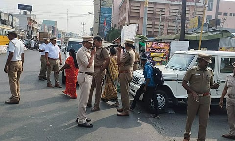 கோபிசெட்டிபாளையத்தில் குவிக்கப்பட்டுள்ள போலீசாரை படத்தில் காணலாம்.
