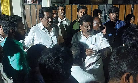 காக்களூர் ஏரி நீர் புகுந்ததால் 1000 வீடுகளை வெள்ளம் சூழ்ந்தது- பொதுமக்கள் மறியல்