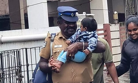 வெள்ளத்தில் சிக்கிய குழந்தையை மீட்டபோது, தூங்காமல் வேலைபார்த்த களைப்பு பறந்து போனது - தலைமைக் காவலர் தயாளன்