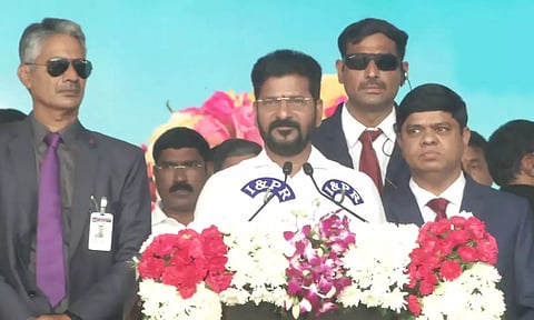 தெலுங்கானா முதல் மந்திரியாக பதவி ஏற்றார் ரேவந்த் ரெட்டி