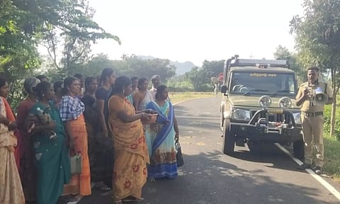 வனத்துறையினர் பொதுமக்களுக்கு விழிப்புணர்வு ஏற்படுத்திய காட்சி. 