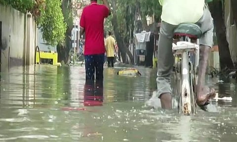 சூளைமேடு நேரு தெருவில் ஆட்களை மூழ்கடிக்கும் அளவுக்கு தேங்கிய மழை வெள்ளம்