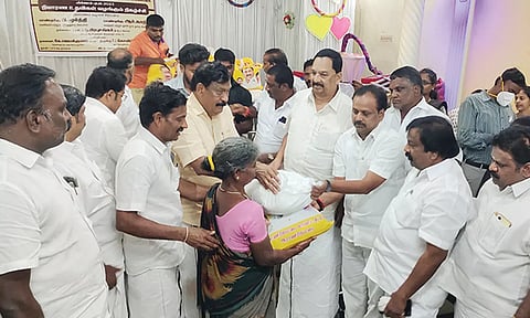 கவரப்பேட்டையில் புயலால் பாதிக்கப்பட்ட மக்களுக்கு நிவாரண உதவி: அமைச்சர் காந்தி வழங்கினார்