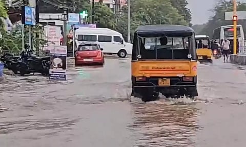 திருநெல்வேலியில் வெளுத்து வாங்கிய கனமழை: தேங்கிய மழைநீரால் வாகன ஓட்டிகள் அவதி