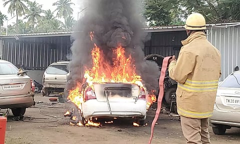 ஒர்க் ஷாப்பில் நிறுத்தி வைக்கப்பட்ட கார் தீப்பிடித்து எரிந்ததால் பரபரப்பு