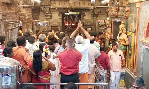 திருநள்ளாறு சனீஸ்வரர் கோவிலில் திரளான பக்தர்கள் சாமி தரிசனம்