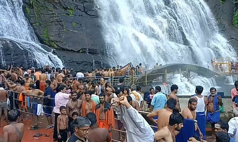 குற்றாலம் அருவிகளில் ஆர்ப்பரித்து கொட்டும் தண்ணீர்- சுற்றுலா பயணிகள் குவிந்தனர்