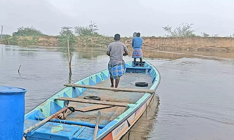 ஆரணி ஆற்று வெள்ளத்தில் ஒரு வாரமாக படகில் செல்லும் கிராம மக்கள்: அத்தியாவசிய பொருட்கள் கிடைக்காமல் பாதிப்பு