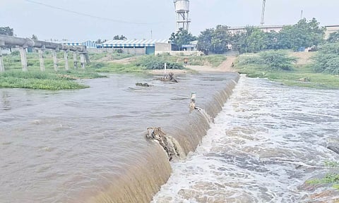 நொய்யல் ஆற்றில் வெள்ளம்: அணைப்பாளையம் தரைப்பாலம் மூழ்கியதால் போக்குவரத்து தடை