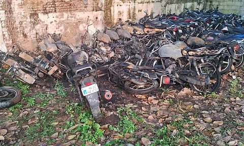 ஆரணி போலீஸ் நிலையத்தில் 50-க்கும் மேற்பட்ட பைக் தீ வைத்து எரிப்பு