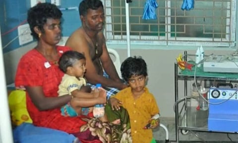 கோர்ட்டு வளாகத்தில் கணவன்-மனைவி தீக்குளிக்க முயற்சி