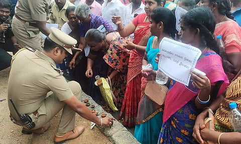 திருப்பூர் கலெக்டர் அலுவலகத்தில் விளக்குகள் ஏற்றி பெண்கள் 'திடீர்' போராட்டம்-பரபரப்பு