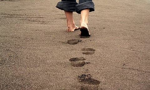 செருப்பு இல்லாமல் டைல்ஸ், மார்பிள் தரைகளில் நடக்கலாமா?