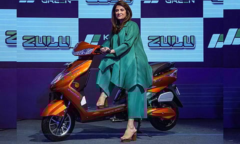 60 கிமீ வேகம்.. 104 கிமீ ரேன்ஜ்.. கைனெடிக் எலெக்ட்ரிக் ஸ்கூட்டர் அறிமுகம்