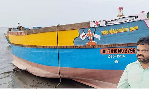 பறிமுதல் செய்யப்பட்ட நாட்டுப்படகை படத்தில் காணலாம்.