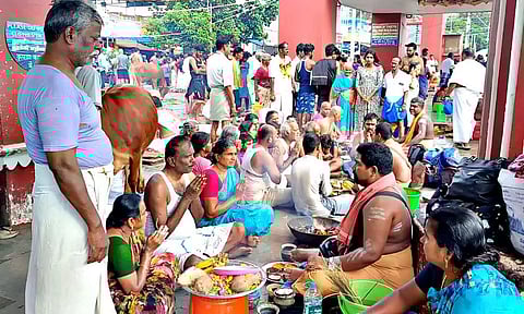 ராமேசுவரம் அக்னி தீர்த்த கடற்கரையில் முன்னோர்களுக்கு தர்பணம் கொடுத்த பக்தர்கள்.