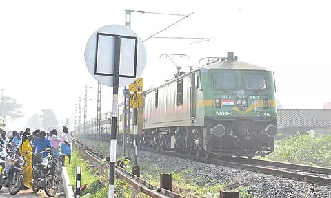என்ஜின் கோளாறால் நடு வழியில் நின்ற ரெயில்- பயணிகள் அவதி
