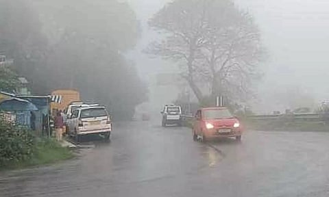 50 ஆண்டுகளுக்கு பிறகு குன்னூரில் வரலாறு காணாத அடர் பனிமூட்டம்- கடும் குளிரால் பொதுமக்கள் அவதி