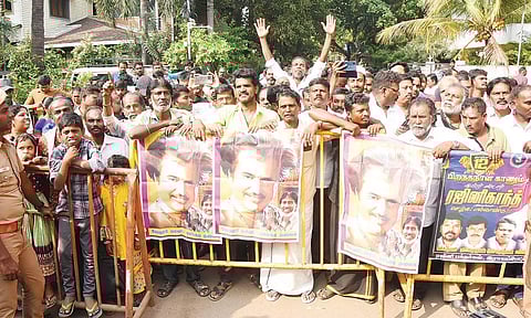 73-வது பிறந்தநாள்: ரஜினி வீடு முன்பு திரண்ட ரசிகர்கள் நள்ளிரவில் "கேக்" வெட்டி கொண்டாட்டம்