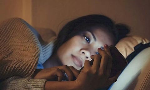 இரவு மொபைல் பார்ப்பதால் ஏற்படும் ஆபத்துகள் தெரியுமா...?