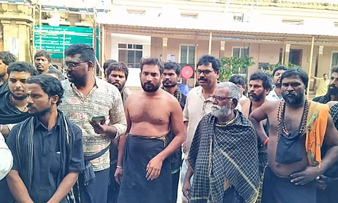 புகார் கொடுக்க வந்த ஆந்திர ஐயப்ப பக்தர்கள். 