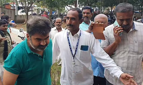 கோர்ட்டுக்கு விசாரணைக்கு அங்கிட் திவாரியை அழைத்து வந்த காட்சி.