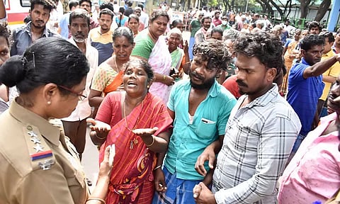 உறவினர்கள் முறையிட்ட போது எடுத்த படம்.