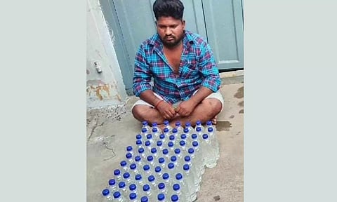 குடிநீர் பாட்டிலில் அடைத்து சாராயம் விற்ற வாலிபர்