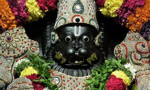 பதினாறு கைகளுடன் அபூர்வ நரசிம்மர்