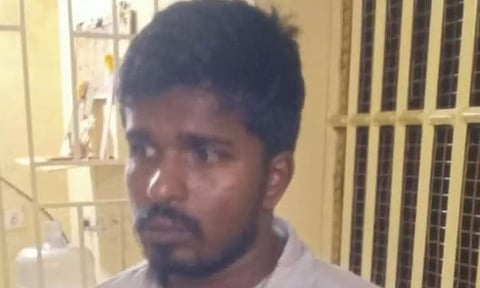 30 மாணவிகளுக்கு பாலியல் தொல்லை: போக்சோவில் கைதான தமிழ் ஆசிரியர் சஸ்பெண்டு