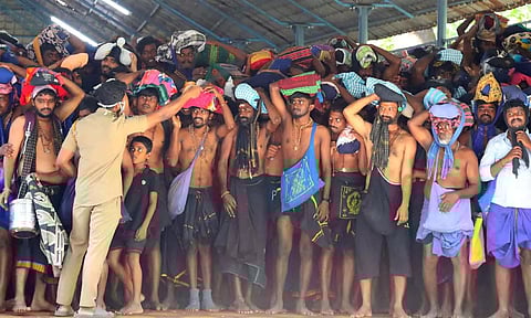 சபரிமலையில் தினமும் 90 ஆயிரம் பக்தர்களுக்கு மட்டுமே அனுமதி வழங்க ஐகோர்ட்டு உத்தரவு