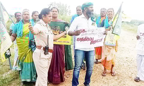 58-ம் கால்வாயில் தண்ணீர் திறக்க கோரி வைகை அணையில் ஆர்ப்பாட்டம் நடத்திய விவசாயிகள் கைது