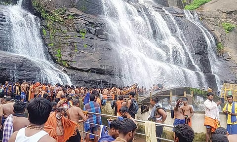 குற்றாலம் அருவிகளில் அலைமோதும் ஐயப்ப பக்தர்கள் கூட்டம்