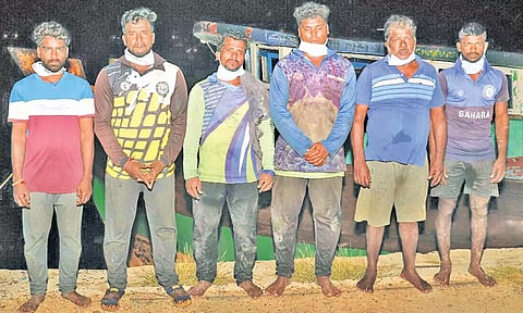 இலங்கை கடற்படையினரால் சிறைபிடிக்கப்பட்ட மீனவர்கள்.