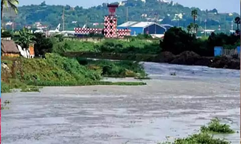 அடையாறு ஆற்றை 16 அடிக்கு அகலப்படுத்த வேண்டும்- மத்திய குழுவிடம் வரதராஜபுரம் மக்கள் கோரிக்கை மனு