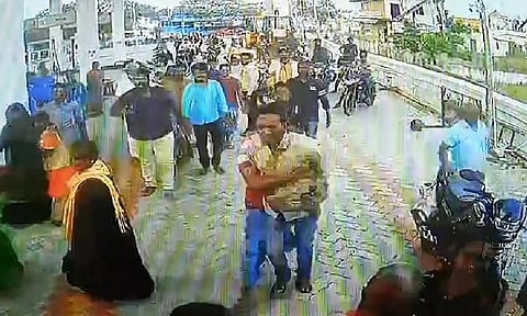 கல்பாக்கத்தில் பெட்ரோல் பங்க் ஊழியர்களை தாக்கிய கும்பல்- போலீசார் விசாரணை