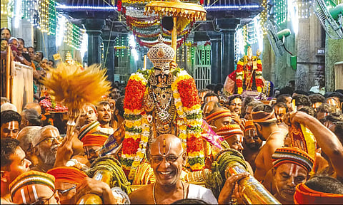 முத்து கிரீடம் அலங்காரத்தில் நம்பெருமாள்