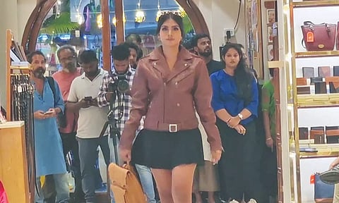 உள்ளூர் தயாரிப்பு ஆடைகளில் ஒய்யாரமாக நடந்து வந்து அசத்திய பெண்கள்.