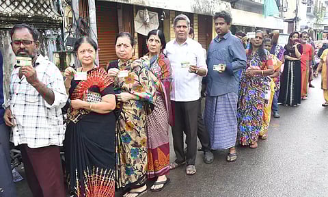 ஒவ்வொரு பகுதியிலும் நீண்ட வரிசை: ரூ.6000 டோக்கன் வாங்க அதிகாலையில் ரேஷன் கடைகளில் குவிந்த மக்கள்