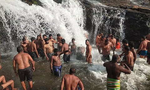 43 நாட்களுக்கு பின் அனுமதி: கும்பக்கரை அருவியில் நீராடி மகிழ்ந்த ஐயப்ப பக்தர்கள்