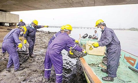 எண்ணெய் கழிவுகள் மூட்டைகளில் அள்ளி அகற்றப்பட்ட காட்சி.
