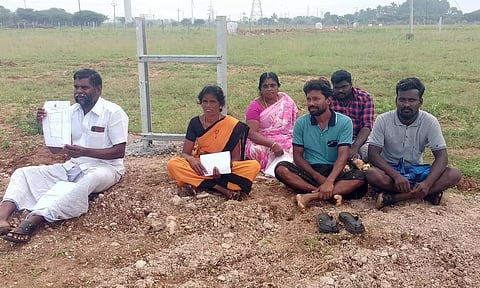 'சோலார் பேனல்' அமைக்க எதிர்ப்பு- விவசாயிகள் தர்ணா போராட்டம்