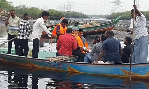 எண்ணெய் கழிவு பாதிப்பு- பைபர் படகில் சென்று பார்வையிட்டார் கமல்ஹாசன்