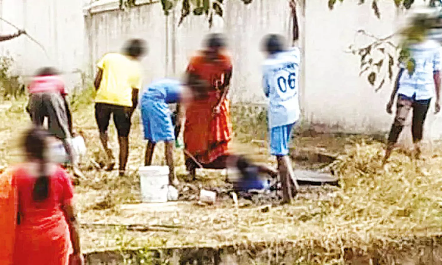 பள்ளியில் உள்ள கழிவறை தொட்டியை மாணவர்களை கொண்டு சுத்தம் செய்ய வைத்த காட்சி.