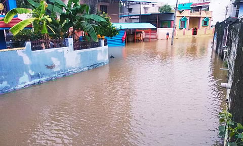 வெள்ளத்தில் மிதக்கும் தென்மாவட்டங்கள்... மக்களின் இயல்பு வாழ்க்கை அடியோடு முடங்கியது