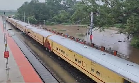 ஸ்ரீவைகுண்டத்தில் 3-வது நாளாக வெள்ளம்: சென்னை ரெயிலில் சிக்கி தவிக்கும் 500 பேரை மீட்கும் பணி தீவிரம்