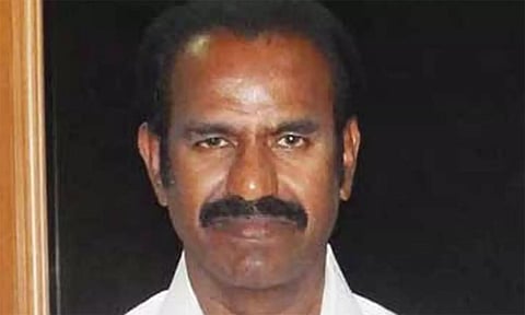 மக்களுக்கு அத்தியாவசிய பொருட்கள் கிடைக்க அரசு நடவடிக்கை எடுக்க வேண்டும்