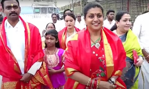 திருப்பதி கோவிலில் மந்திரி ரோஜா தரிசனம் செய்துவிட்டு வந்த காட்சி.