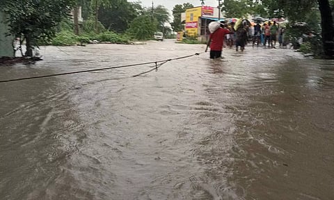 3 நாட்களாக வெள்ளத்தில் சிக்கியிருந்த அமைச்சர் மீட்பு