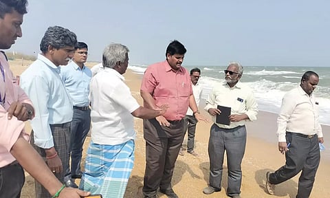 மீன்களின் ஆய்வு முடிவு வந்ததும் மீனவர்கள் கடலுக்குள் செல்ல வேண்டும்- கலெக்டர் அறிவுறுத்தல்